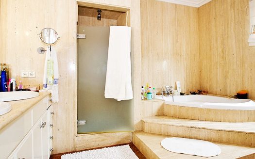 Ref 1170; Investition! Penthouse Investment! Mansion-style penthouse with gigantic sea views in Genova for sale